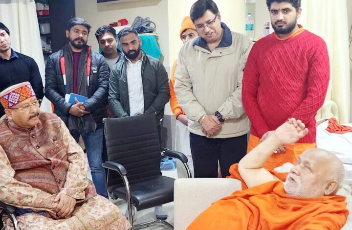 अस्पताल में भर्ती मशहूर संत रामभद्राचार्य का महाराज ने जाना हाल-चाल
