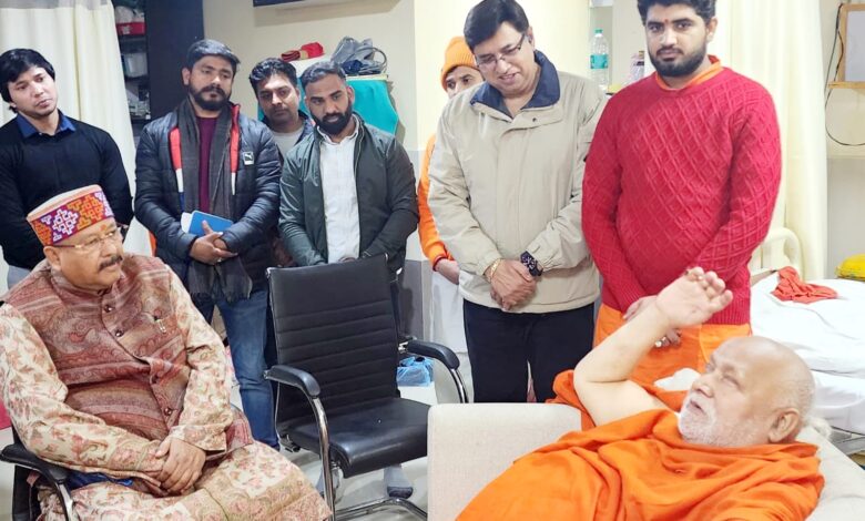 अस्पताल में भर्ती मशहूर संत रामभद्राचार्य का महाराज ने जाना हाल-चाल