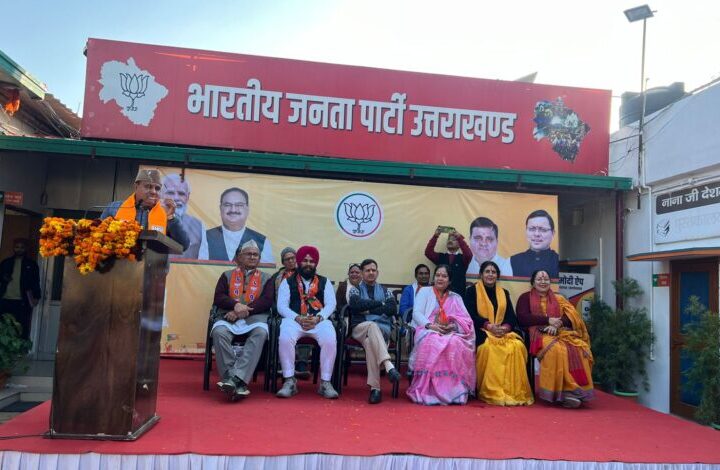 ब्लॉक प्रमुख और दर्जनों प्रतिनिधियों सहित सैकड़ों ने कांग्रेस छोड़ ली भाजपा की सदस्यता