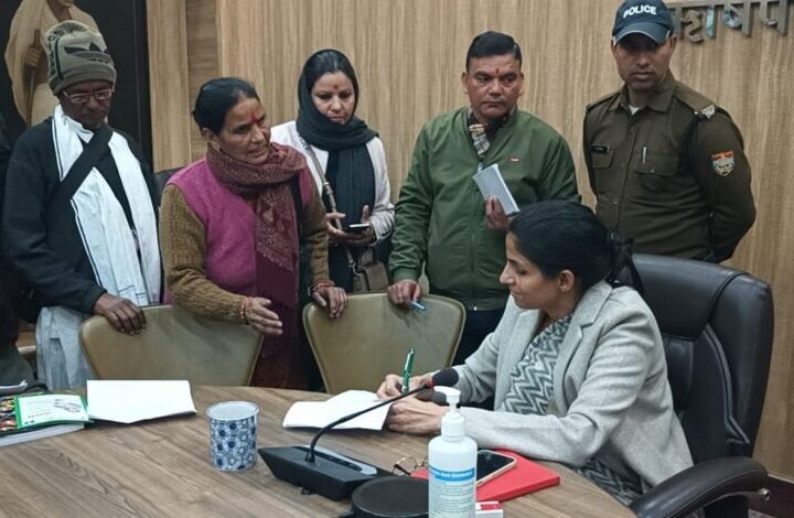 जनसुनवाई कार्यक्रम में डीएम ने सुनीं जनशिकायतें, 133 शिकायतें हुई दर्ज