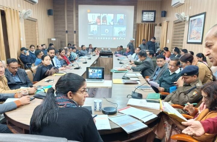 जनसुनवाई कार्यक्रम में डीएम ने सुनीं जनशिकायतें, 102 शिकायतें हुईं दर्ज