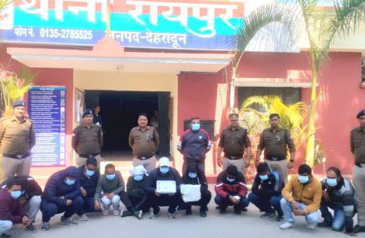 देहरादून। आयुक्त गढ़वाल मंडल विनय शंकर पांडेय की अध्यक्षता में स्वर्ण जयंती सभागार नगर निगम ऋषिकेश में चारधाम यात्रा की तैयारियों को लेकर बैठक आयोजित आहूत की गई। उन्हांेने यात्रा को सुगम बनाने हेतु सभी व्यवस्थाएं समयबद्ध पूर्ण करने तथा यात्रा रूट की सड़कों को 30 से पूर्व चाक चैबन्ध करने, पार्किंग क्षमता बढाने, पैदल मार्ग का सुधारीकरण, स्वास्थ्य सुविधा बेहतर बनाएं, हेली सर्विस आरटीसी के माध्यम से की जाएं। चारधाम यात्रा की इस प्रथम यात्रा बैठक में बीते यात्रा वर्ष की कार्ययोजना के परिणामों की समीक्षा आगामी श्री बदरीनाथ, श्री केदारनाथ, श्री गंगोत्री, श्री यमुनोत्री धाम तथा श्री हेमकुंट साहिब यात्रा की तैयारियों के विषय में मंथन हआ। बैठक में  गढ़वाल आयुक्त  ने कहा कि चारधाम यात्रा से संबंधित सभी विभाग 15 अप्रैल तक यात्रा तैयारियां पूर्ण करें तथा कार्यप्रगति से अवगत करायें। उन्होंने कहा कि यात्रा व्यवस्थाएं सुगम बनाई जांए ताकि आने वाले यात्रियों में प्रदेश को लेकर अच्छा संदेश जाए। आयुक्त गढ़वाल मंडल ने चारधाम यात्रा को व्यवस्थित एवं सुविधाजनक बनाने हेतु सभी विभागों को आवश्यक निर्देश दिए। यात्रा रूट की सड़के,पैदल मार्ग  अच्छे रहें, आपदा के दृष्टिगत आपदा संभावित क्षेत्र के आस पास आपदा बचाव के साधन एवं आधुनिक उपकरण की व्यवस्था रहे। यात्रा रूट एवं पैदल मार्ग पर शौचालय, गर्म पेयजल, आदि की बेहतर सुविधा रहे। उन्होने संबंधित जनपदों के वरिष्ठ पुलिस दुर्घटना संभावित क्षेत्र का चिन्हीकरण के जिलाधिकारियों को 1 सप्ताह की भीतर सूचना देंगे, तथा जिलाधिकारियों को ऐसे क्षेत्रों पर सुधारीकरण के निर्देश दिए।  बीमार घोड़े, खच्चर का रजिस्ट्रेशन न हो तथा जानवरों के लिए चिकित्सा सुविधा एवं शेल्टर रहे। आयुक्त गढवाल मण्डल ने निर्देश दिए कि यात्रा रूट पर मादक पदार्थों का सेवन कर वाहन ना चलाए इसकी जांच की जाए ताकि  दुर्घटनाओं को कम किया जा सके। टैक्सी, होटल,  भोजन की  निर्धारित दर चस्पा रहें। शटल सेवा के लिए आउटसोर्स पर कार्मिक रखे, यात्रा मार्गों परिवहन विभाग  द्वारा मोटर साइकिल ग्रुप भी रखे जा रहे हैं। आयुक्त गढ़वाल ने निर्देश दिए कि चारधाम यात्रा में जिन चिकित्सकों की ड्यूटी लगाई जा रही है, उनका रोस्टर तय करें। उन्होंने निर्देश दिए कि चारधाम यात्रा से सम्बन्धित जनपदों के सीएचसी, पीएचसी चिकित्सालयों के चिकित्सकों की ड्यूटी चारधाम यात्रा में न लगाई जाए, वे अपने चिकित्सालयों में ही बने रहेंगे। यात्रा सीजन में प्रत्येक रूट पर सफाई व्यवस्था रहे, प्रत्येक शौचालय में पानी रहे तथा 24 घंटे सफाई हेतु कार्मिक तैनात रखने के निर्देश दिए। उन्होंने सफाई हेतु एक शौचालय में 3 व्यक्तियों  की ड्यूटी रहे जो 8-8 घंटे की ड्यूटी पर रहेंगे। पेट्रोल पंप पर शौचालय, पानी  की सुविधा के साथ साफ रहें, जिलाधिकारी निर्देशित करें। शौचालय में पानी एवं प्रकाश व्यवस्था रहे।  यात्रा रूट पर पेयजल व्यवस्था रहे, चारधाम यात्रा रूट पर हैंडपम अच्छी स्थिति में हों। शुद्ध पेयजल की साइन बोर्ड भी लगाएं। यात्रा रूट पर उरेडा के पावर हाउस एक्टिवेट रहें। यूपीसीएल के पावर कट के दौरान प्रभावी बैकअप रहे। पावर कट के दौरान त्वरित रिस्पॉन्स रहे। पूर्ति विभाग यात्रा के दौरान पेट्रोल, डीजल, गैस की आपूर्ति पर फर्क न पड़े। पूर्ति विभाग योजना पर काम करें। बीएसएनएल कॉनेक्टिविटी प्रभावी रखें। यूकाडा हैली टिकेट ब्लैक पर रोक लगाने हेतु सम्बन्धित कंपनियों के अधिकारियों के साथ बैठक कर कार्य योजना बनाएं,  टिकेट बुकिंग वेबसाइट का प्रचार प्रसार कराएं। यूटीडीबी यात्रा रजिस्ट्रेशन के दौरान चारधाम यात्रा खुलने की तिथि, विभिन्न सुविधाओं हेतु की बुकिंग के लिए दी गई, वेबसाइट, का विवरण, यात्रा हेतु बनाए गए विभिन्न कंट्रोल रूम के नंबर, एवं आवश्यक एवं महत्वपूर्ण सेवाओं सहित सम्बन्धित अधिकारियों के नंबर चस्पा रहें।  बद्रीनाथ, केदारनाथ मंदिर समिति के पदाधिकारियों को निर्देश दिए कि वीआईपी दर्शन के स्लॉट दिए जाएं, समय वर्णित रहे। आईजी गढ़वाल के एस नग्याल ने आपदा के दृष्टिगत बेहतर तैयारी रखने, चारधाम यात्रा मार्गों पर सुगम यातायात एवं सुरक्षा व्यवस्था रखने के निर्देश दिए। उन्होंने कहा कि चुनाव के मध्यनजर यात्रा हेतु होमगार्ड, पीआरडी के जवान की मांग की जाए। बैठक में आईजी गढ़वाल के एस नग्याल, जिलाधिकारी देहरादून सोनिका, जिलाधिकारी पौड़ी आशीष चैहान, जिलाधिकारी चमोली हिमांशु खुराना, जिलाधिकारी टिहरी मयूर दीक्षित, जिलाधिकारी उत्तरकाशी मेहरबान सिंह बिष्ट,  रुद्रप्रयाग सौरव गहरवार, पुलिस अधीक्षक देहरादून अजय सिंह, कमांडेंट एसडीआरएफ मणिकांत मिश्रा, वरिष्ठ पुलिस अधीखक पौड़ी स्वेता चैबे, एसपी रूद्रपयाग विशाखा भदाणे, एसपी चमोली रेखा यादव, एसपी उत्तरकाशी अर्पण यदुवंशी, अपर जिलाधिकारी प्रशासन देहरादून जयभारत सिंह, अपर जिलाधिकारी हरिद्वार दीपेन्द्र सिंह नेगी, अपर जिलाधिकारी चारधाम यात्रा राहुल गोयल, एसपी ग्रामीण देहरादून लोकजीत सिंह,संयुक्त निदेशक पर्यटन एस एस सामंत,संयुक्त निदेशक स्वास्थ्य डा. सुनीता, डा. सुजाता सिंह,अधिशासी अभियंता अनिल ध्यानी, निर्भय सिंह अरविंद कुमार,शक्ति प्रसाद, एआरटीओ  अरविंद पांडेय,मोहित कोठारी  यात्रा प्रशासन संगठन के वैयक्तिक सहायक ऐके श्रीवास्तव, बीकेटीसी मीडिया प्रभारी डा. हरीश गौड़, ईथिक्स प्रोजेक्ट मैनेजर प्रेमानंद, गजेंद्र, किशन वर्मा आदि मौजूद रहे  सहित संबंधित जनपदों के पुलिस प्रशासन के अधिकारियों सहित सम्बन्धित विभागों के अधिकारी उपस्थित रहे।