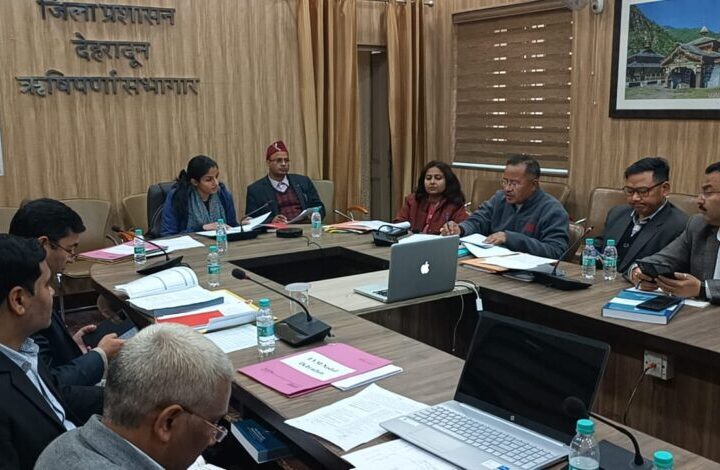 एआरओ निर्वाचन आयोग की गाइड लाइन का अक्षरशः पालन करते हुए दायित्वों का निर्वहन करेंः डीएम