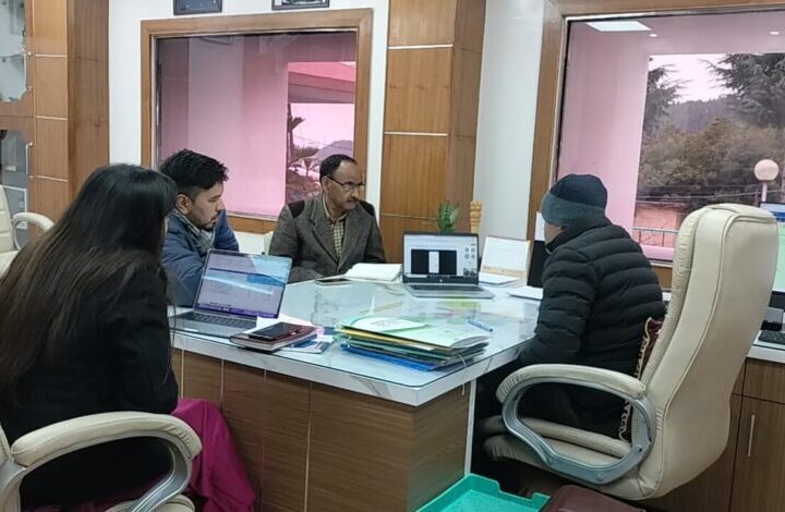 डीएम ने ली गंगा राफ्टिंग प्रबंधन समिति की बैठक