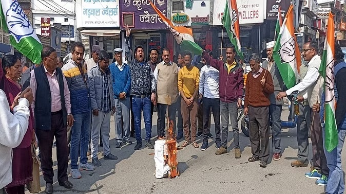 कांग्रेस के बैंक खाते फ्रिजः कांग्रेसियो ने फंूका पुतला