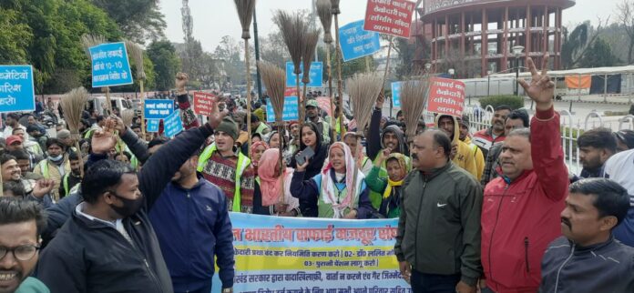 अपनी मांगों को लेकर उपनल कर्मियों ने किया सचिवालय कूच