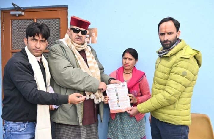 विभिन्न योजनाओं के लाभार्थियों से मंत्री जोशी ने लिया फीडबैक