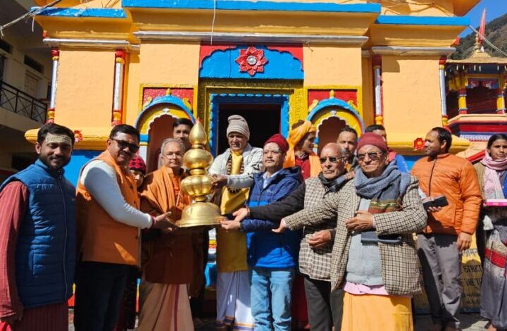 विश्वनाथ मंदिर गुप्तकाशी की नवनिर्मित छतरी व शीर्ष कलश को विधिवत स्थापित किया गया
