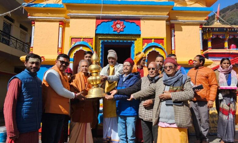 विश्वनाथ मंदिर गुप्तकाशी की नवनिर्मित छतरी व शीर्ष कलश को विधिवत स्थापित किया गया