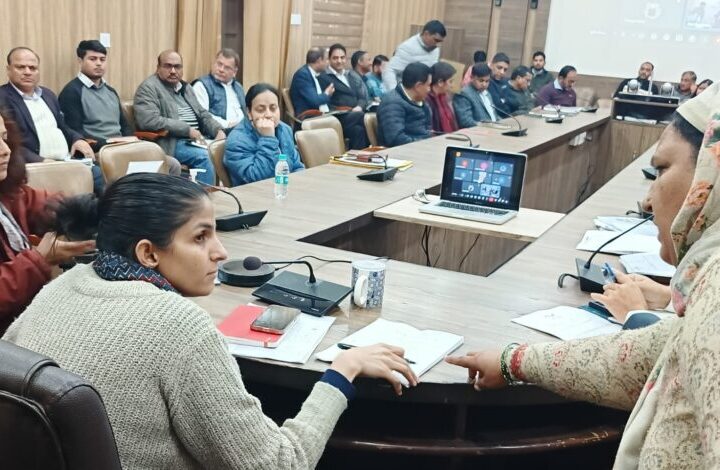 जनसुनवाई कार्यक्रम में डीएम ने सुनीं फरियादियों की समस्याएं, 105 शिकायतें हुईं दर्ज