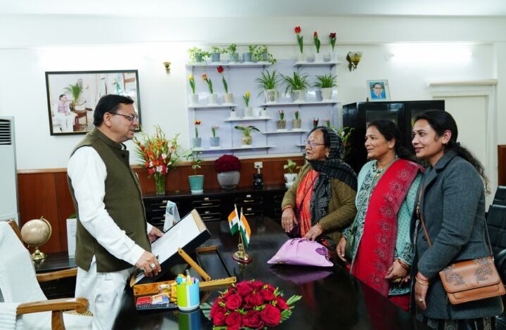 मुख्यमंत्री ने महिला समूहों से भेंटकर उनकी समस्याएं सुनी