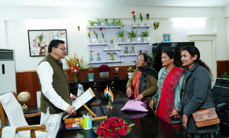 मुख्यमंत्री ने महिला समूहों से भेंटकर उनकी समस्याएं सुनी