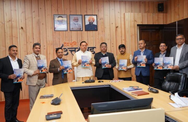 मुख्यमंत्री ने किया अल्प, मध्य व दीर्घकालिक विभागीय कार्ययोजना व सशक्त उत्तराखण्ड पुस्तिकाओं का विमोचन