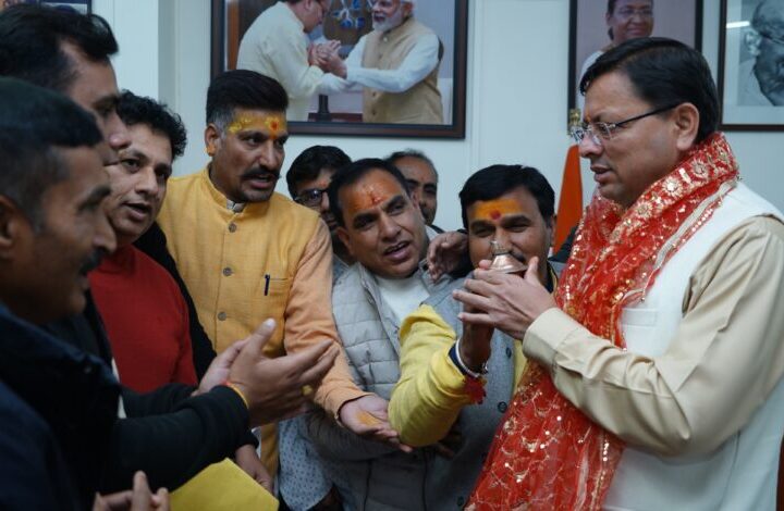 चार धाम तीर्थ पुरोहित महापंचायत के सदस्यों ने सीएम से की भेंट