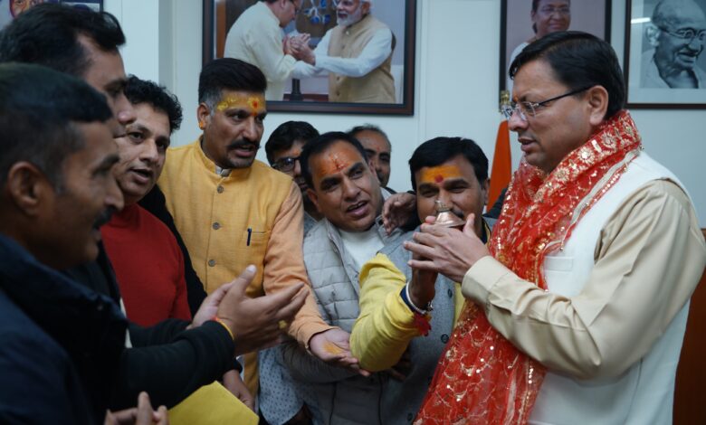 चार धाम तीर्थ पुरोहित महापंचायत के सदस्यों ने सीएम से की भेंट