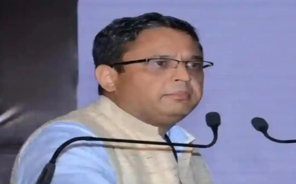 रूद्रप्रयाग। विश्वप्रसिद्ध ग्यारहवें ज्योर्तिलिंग केदारनाथ धाम के कपाट इस यात्रा वर्ष शुक्रवार 10 मई को प्रातः सात बजे खुलेंगे। तथा 5 मई को श्री ओंकारेश्वर मंदिर उखीमठ में भैरवनाथ जी की पूजा संपन्न होगी। भगवान केदारनाथ की पंचमुखी भोग मूर्ति 6 मई को पंचकेदार गद्दी स्थल श्री ओंकारेश्वर मंदिर उखीमठ से श्री केदारनाथ धाम प्रस्थान करेगी विभिन्न पड़ावों से होकर 9 मई शाम को केदारनाथ धाम पहुंचेगी। आज शिवरात्रि के पर्व पर श्री बदरीनाथ- केदारनाथ- मंदिर समिति ( बीकेटीसी) अध्यक्ष अजेंद्र अजय की उपस्थिति में रावल आचार्य- वेदपाठियों ने श्री ओंकारेश्वर मंदिर उखीमठ में पूजा- अर्चना,विधि- विधान, पंचांग गणना पश्चात श्री केदारनाथ धाम के कपाट खुलने की तिथि तय की। इस दौरान श्री औकारेश्वर मंदिर को 11 क्विंटल फूलों से सजाया गया था दानीदाताओ ने श्रद्धालुओं हेतु भंडारा एवं प्रसाद का वितरण किया। इस अवसर पर बीकेटीसी अध्यक्ष अजेंद्र अजय ने श्रद्धालुओ को शिवरात्रि की शुभकामनाएं दी, कहा कि बीते यात्राकाल में रिकार्ड तीर्थ यात्री श्री केदारनाथ धाम पहुंचे। इस वर्ष भी श्रद्धालुओं की संख्या में वृद्धि होगी मुख्यमंत्री पुष्कर सिह धामी के नेतृत्व में प्रदेश सरकार तथा मंदिर समिति यात्री सुविधाओ हेतु प्रतिबद्ध होकर कार्य कर रही है शीघ्र ही मंदिर समिति का दल केदारनाथ पहुंचकर यात्रा पूर्व तैयारियों का जायजा लेगा। बीकेटीसी मीडिया प्रभारी डा. हरीश गौड़ ने बताया कि आज ही भगवान केदार नाथ की पंचमुखी भोग मूर्ति के पंचकेदार गद्दी स्थल श्री ओंकारेश्वर मंदिर उखीमठ से श्री केदारनाथ धाम प्रस्थान करने का कार्यक्रम भी घोषित किया गया। कार्यक्रम के अनुसार 5 मई को श्री ओंकारेश्वर मंदिर उखीमठ में भैरवनाथ जी की पूजा सपन्न होगी।भगवान केदारनाथ की पंचमुखी भोगमूति 6 मई को श्री ओंकारेश्वर मंदिर उखीमठ से विभिन्न पड़ावों से होते हुए केदारनाथ धाम प्रस्थान करेगी। दिनांक 6 मई को प्रथम पड़ाव गुप्तकाशी 7 को द्वितीय पड़ाव फाटा 8 मई को तृतीय पड़ाव गौरीकुंड तथा 9 मई शाम को पंचमुखी डोली श्री केदारनाथ धाम पहुंच जायेगी। तथा शुक्रवार 10 मई प्रातरू 7 बजे सुबह श्री केदारनाथ धाम के कपाट खुल जायेंगे। श्री केदारनाथ द्वितीय केदार श्री मदमहेश्वर मंदिर लिए पुजारीगणों को कार्य दायित्व दिया गया। श्री केदारनाथ धाम हेतु शिवशंकर लिंग पूजा का दायित्व संभालेंगे। जबकि श्री मदमहेश्वर हेतु टी गंगाधर लिंग पूजा का दायित्व निभायेंगे। श्री बागेश लिंग अतिरिक्त में रखे गये हैं। शिव लिंग चपटा श्री ओंकारेश्वर मंदिर उखीमठ में पूजा-अर्चना करेंगे। आज कपाट खुलने की तिथि तय होने के समय श्री बदरीनाथ केदारनाथ मंदिर समिति अध्यक्ष अजेंद्र अजय, सीमांत विकास परिषद के उपाध्यक्ष चंडी प्रसाद भट्ट पंचगाई हकहकूकधारी सहित केदारनाथ धाम के रावल भीमाशंकर लिंग, बीकेटीसी उपाध्यक्ष किशोर पंवार, सदस्य वीरेंद्र असवाल, भाजपा जिलाध्यक्ष महावीर पंवार, केदारसभा अध्यक्ष राजकुमार तिवारी, कार्याधिकारी आरसी तिवारी, डा.हर्षवर्धन बेंजवाल, धर्माचार्य औकार शुक्ला, वेदपाठी मैठाणी, विश्वमोहन जमलोकी स्वयंबंर सेमवाल,पुजारी शिव शंकरलिंग, वरिष्ठ प्रशासनिक अधिकारी यदुवीर पुष्पवान, प्रशासनिक अधिकारी रमेश नेगी, प्रमोद बगवाड़ी, विपिन तिवारी, देवी प्रसाद तिवारी,कुलदीप धर्म्वाण, विदेश शैव आदि मौजूद रहे।