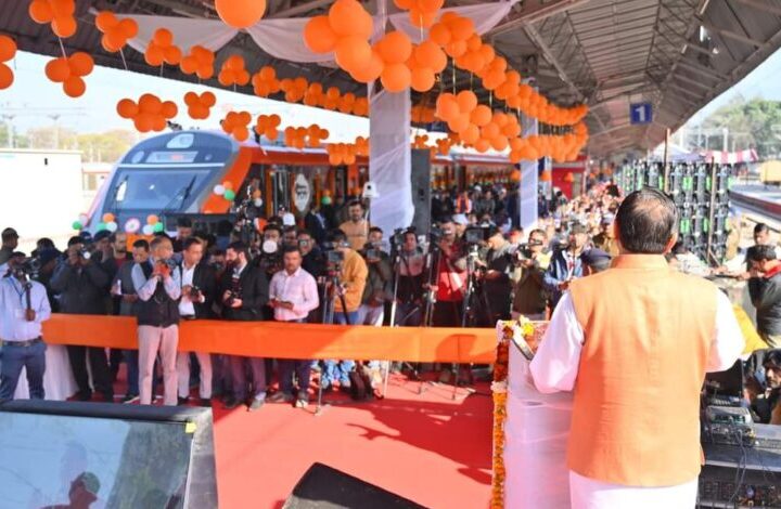 प्रधानमंत्री ने लखनऊ-देहरादून के बीच नई वंदे भारत ट्रेन का किया शुभारंभ