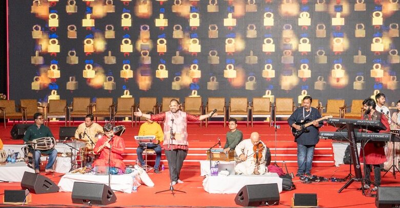 शंकर महादेवन, कुमारेश राजगोपालन और शशांक सुब्रमण्यम ने अध्यात्म महोत्सव में दी आध्यात्मिक संगीत की प्रस्तुति