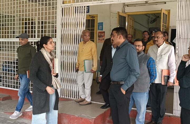 जिलाधिकारी कोर्ट में बनाये जा रहे नामांकन कक्ष का डीएम ने किया निरीक्षण