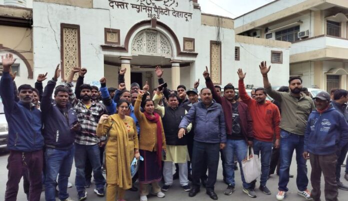 हड़ताल जारी, विधायक के माफी मांगने की मांग को लेकर अडे़ निगमकर्मी