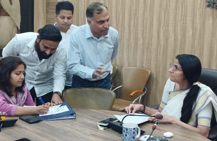 डीएम ने सुनीं जनसमस्याएं, अधिकारियों को दिए त्वरित निस्तारण के निर्देश