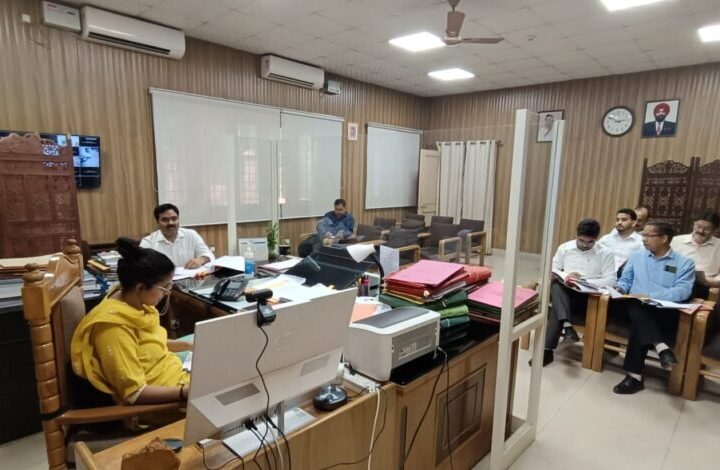 डीएम ने राजस्व एवं स्टांप वसूली की समीक्षा की