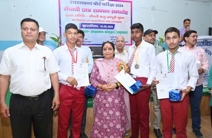 स्पीकर ने मेधावी विद्यार्थियों को किया सम्मानित