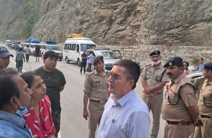 डीएम व एसपी ने की यात्रा सुविधाओं और ट्रैफिक व्यवस्था का निरीक्षण