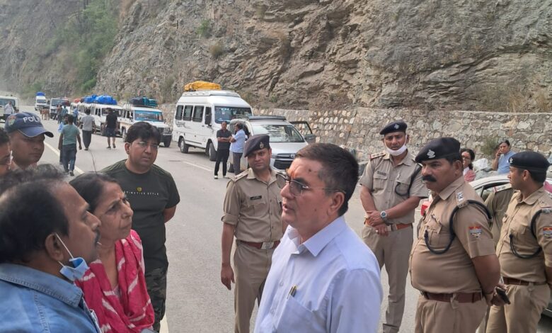 डीएम व एसपी ने की यात्रा सुविधाओं और ट्रैफिक व्यवस्था का निरीक्षण
