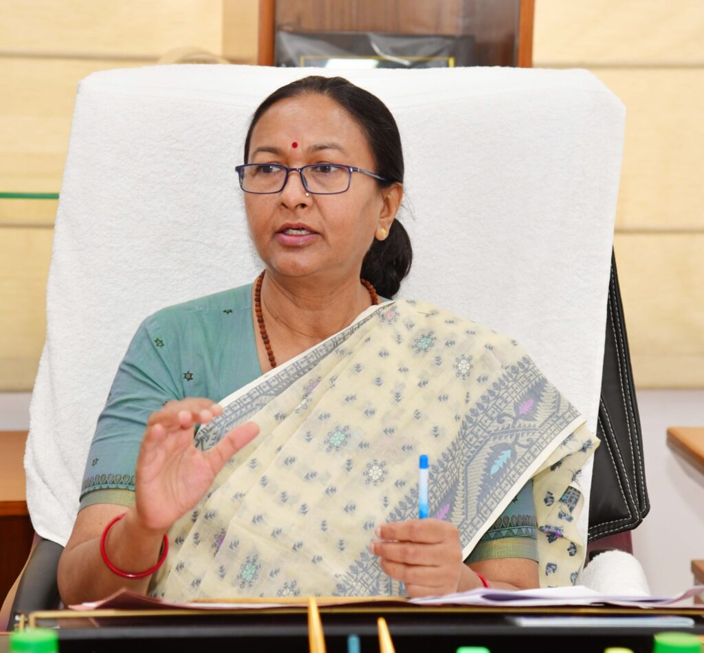मुख्य सचिव ने ऋषिकेश स्थित यात्रा रजिस्ट्रेशन ऑफिस में व्यवस्थाओं का निरीक्षण किया
