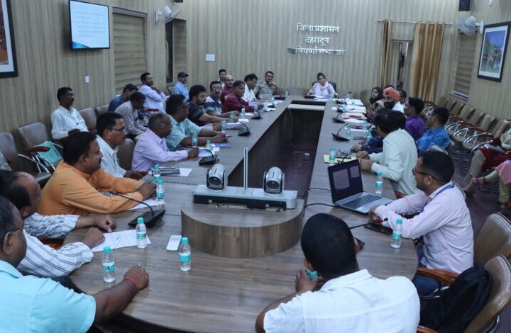 डीएम ने राजनीतिक दलों के प्रतिनिधियों व अभिकर्ताओं के साथ की बैठक