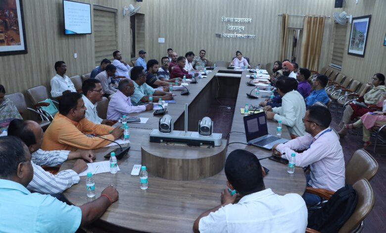 डीएम ने राजनीतिक दलों के प्रतिनिधियों व अभिकर्ताओं के साथ की बैठक