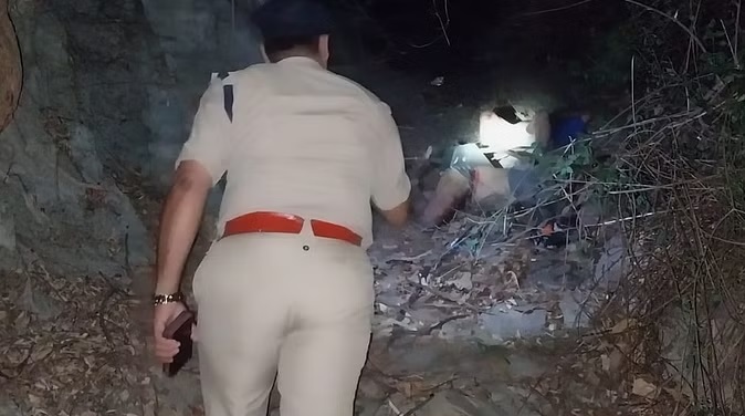 खाई में गिरी कार, युवक-युवती की मौत, तीन लोग गंभीर रूप से घायल
