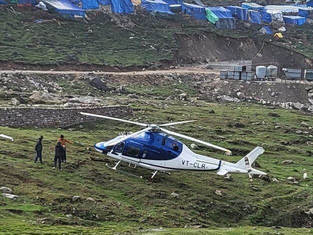 केदारनाथ में हेलीकॉप्टर की इमरजेंसी लैंडिंग, बाल-बाल बचे तीर्थयात्री