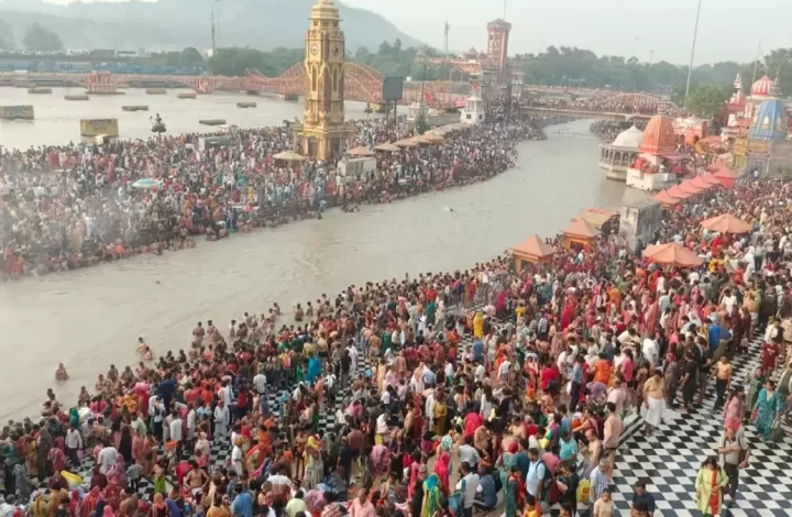 बुद्ध पूर्णिमा पर श्रद्धालुओं ने गंगा में लगाई आस्था की डुबकी