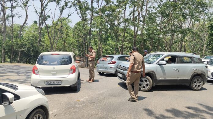 चारधाम यात्राः पुलिस नाके लगाकर जांच कर रही रजिस्ट्रेशन व ग्रीन कार्ड