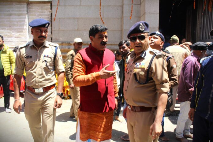बद्रीनाथ धाम पहुंचकर डीजीपी ने लिया सुरक्षा व्यवस्थाओं का जायजा