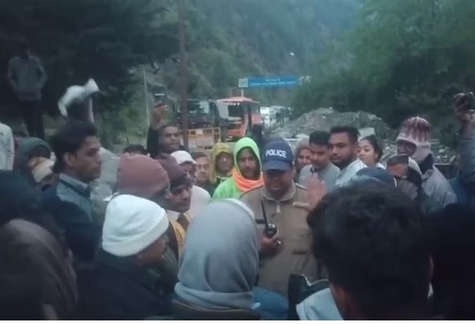 गंगोत्री धाम के व्यापारियों ने किया बाजार बंद