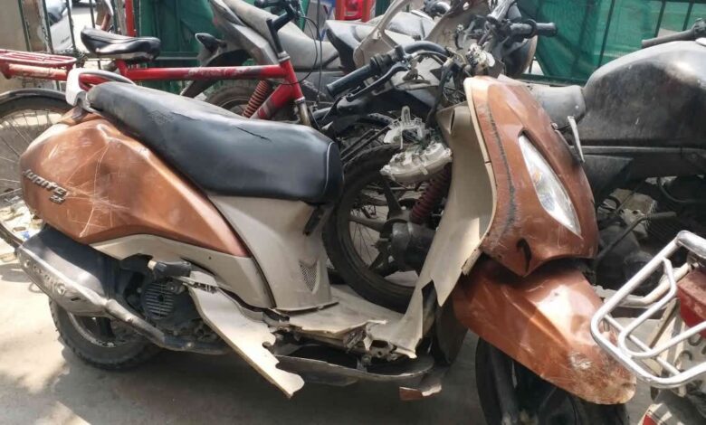 कार और स्कूटी की भिड़ंत में दो युवकों की दर्दनाक मौत