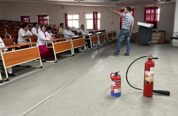 दून मेडिकल काॅलेज में डॉक्टर व नर्सिंग स्टाफ के लिए फायर सेफ्टी ट्रेनिंग की कार्यशाला आयोजित