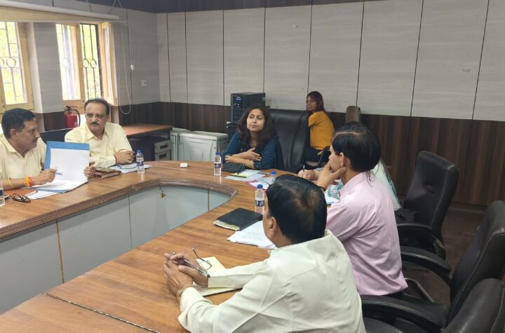 मुख्य विकास अधिकारी ने की प्रधानमंत्री फसल बीमा योजना की समीक्षा