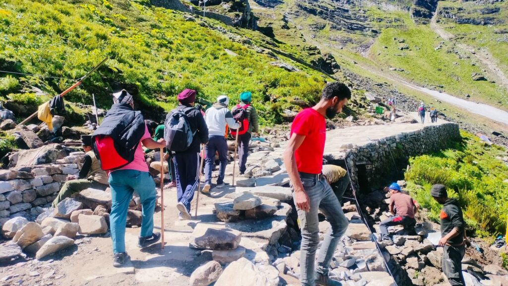 श्री हेमकुण्ट साहिब की यात्रा निर्विघ्न रूप से चल रही