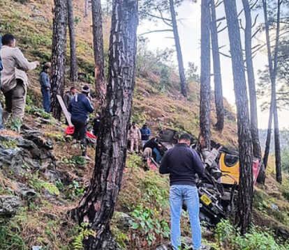 पौड़ी में बस खाई में गिरी, छह यात्रियों की मौत, 22 लोग घायल