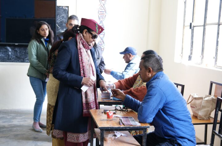 मुख्य सचिव ने जीआईसी किशनपुर में किया मतदान