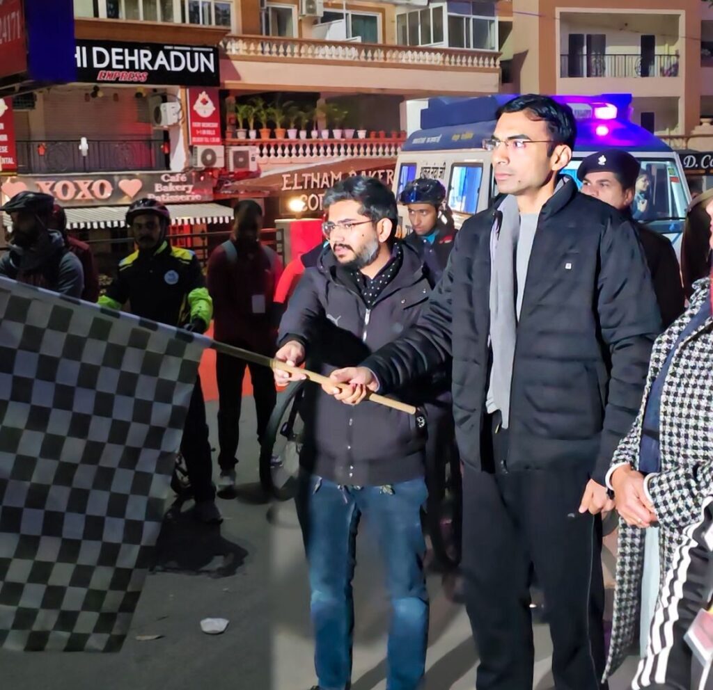 डीएम ने सड़क सुरक्षा एवं पर्यावरण रैली को झण्डी दिखाकर रवाना किया