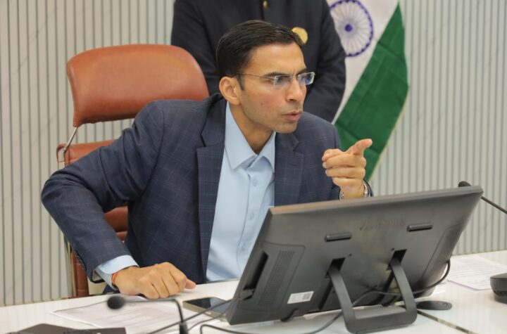 जनमानस की सुविधा के दृष्टिगत जनपद के 10 आधार सेन्टरों में मशीन आपरेटर की डीएम ने दी स्वीकृति