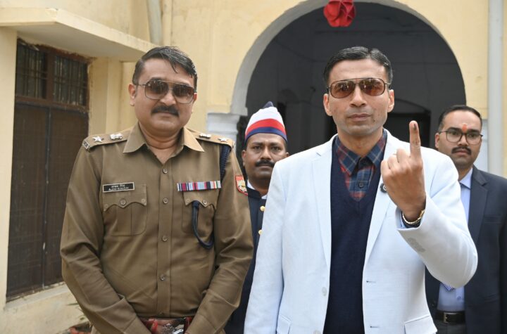 डीएम ने सीएनआई बालिका इन्टर कालेज व एसएसपी ने कन्या गुरूकुल विद्यालय में किया मतदान