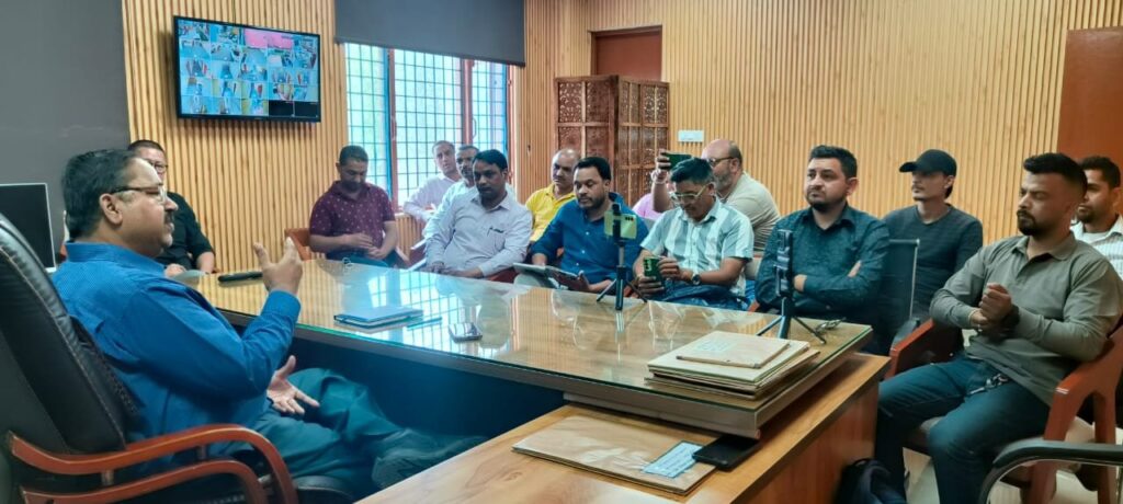नव नियुक्त सीएमओ डॉ. शुक्ला ने कार्यभार संभाला, स्वास्थ्य सेवाओं में सुधार को बताया प्राथमिकता
