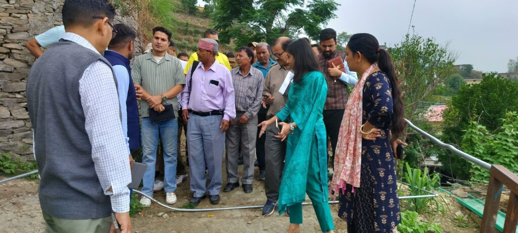 तीन दिन के भीतर पेयजल लाइनों को भूमिगत करें: डीएम