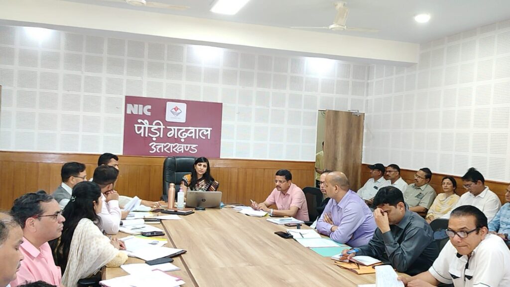 मुख्यमंत्री धामी ने की सीएम हेल्पलाइन की समीक्षा, सभी जिलाधिकारियों को शिकायतों का निस्तारण करने के दिये निर्देश